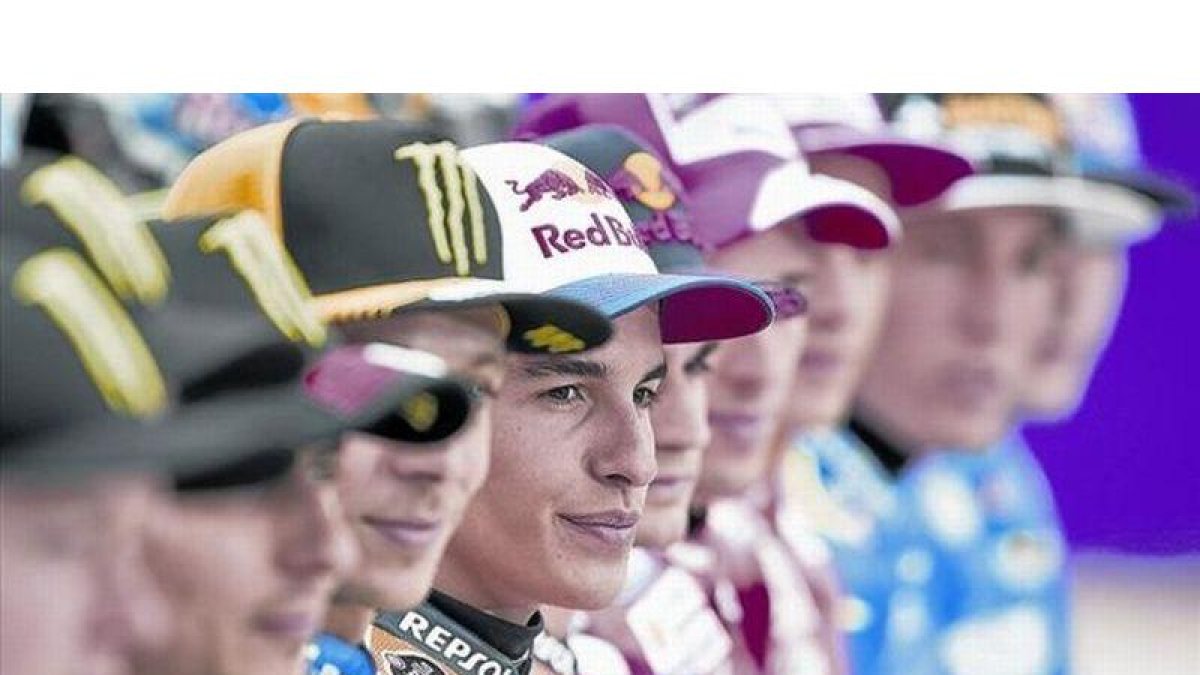 Marc Márquez, bicampeón del mundo de MotoGP en los dos últimos años, centra la foto oficial del Mundial de motociclismo en Doha (Catar), ayer.