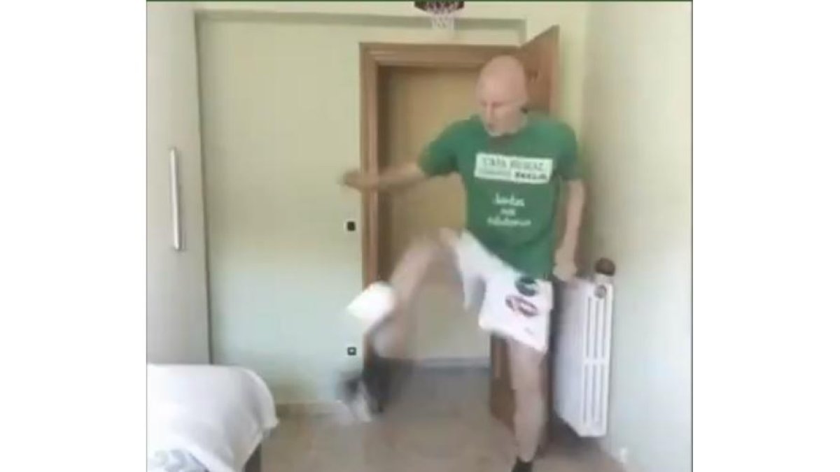 Uno de los jugadores del Astorga realiza el reto de dar toques con un rollo de papel higiénico. DL
