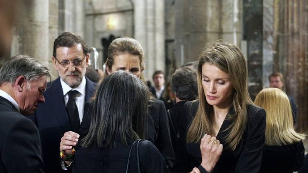 La Princesa, la infanta Elena, y el presidente del Gobierno, Mariano Rajoy, dan el pésame a los familiares de una de las vítimas tras el funeral.
