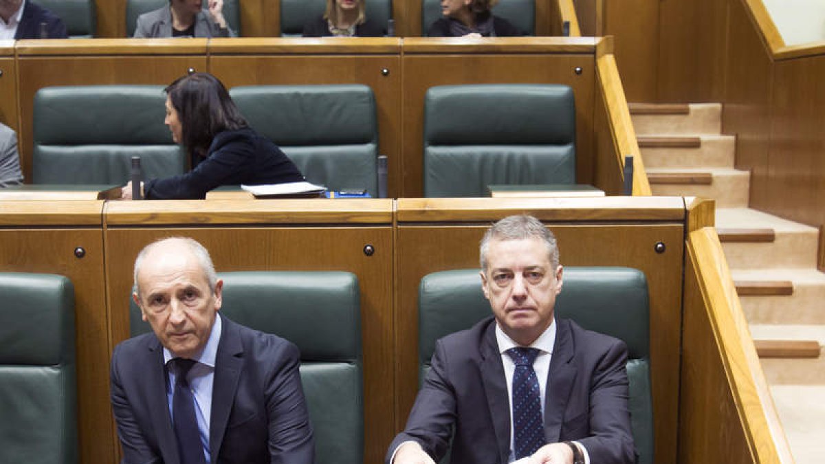 Erkoreka y Urkullu, ayer, en el Parlamento vasco. JOSÉ RAMÓN GÓMEZ