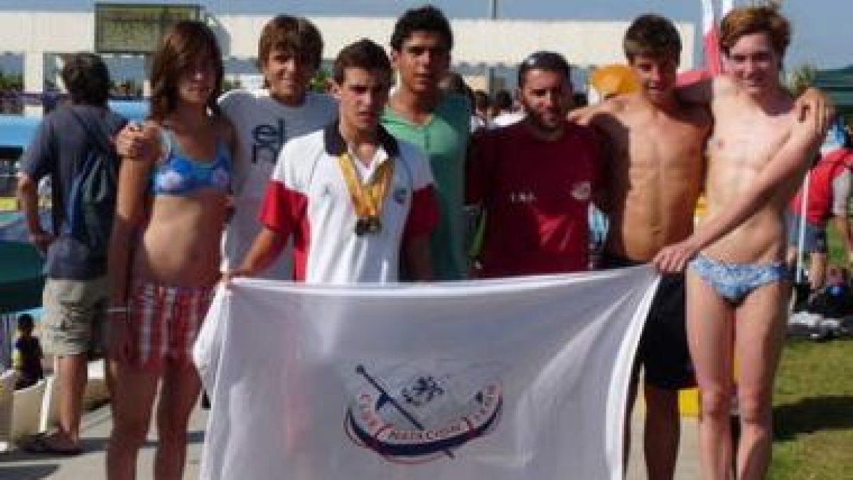 Paula, Manuel, David, Diego García, Álvaro (entrenador), Miguel y Diego, de izquierda a derecha.