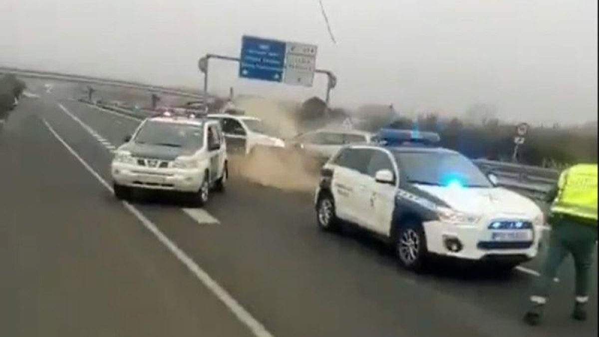 Momento en el que el conductor 'kamikaze' detenido en Granada ha chocado contra la barrera de coches patrulla que la Guardia Civil ha colocado en la carretera para detenerlo.