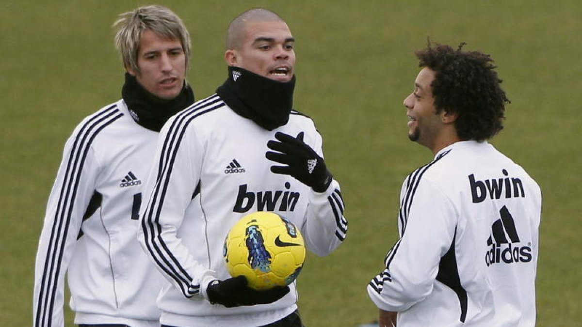 Pepe, en el centro, podría ir a la nevera y perderse los próximos partidos del Real Madrid.