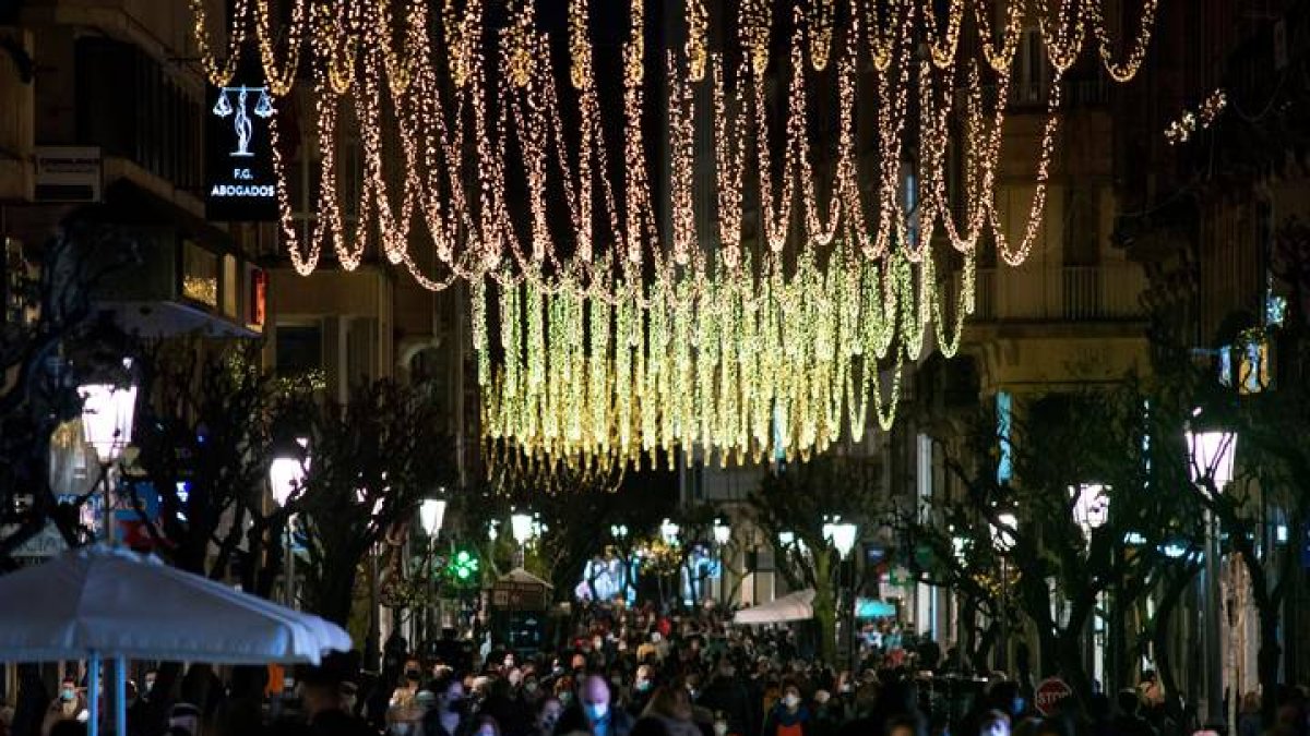 Las reuniones de Navidad y sobre todo de Nochevieja se presuponen como una de las principales causas de la alta contagiosidad. BRAIS LORENZO