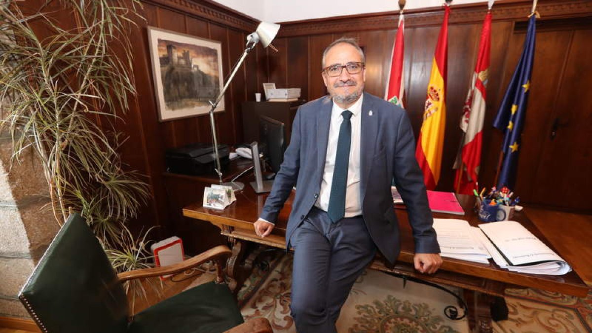 Olegario Ramón posa en su primer día en el despacho de Alcaldía, en el Ayuntamiento. L. DE LA MATA
