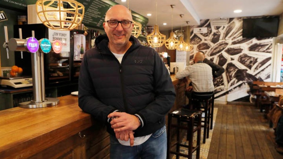 Martín Méndez, propietari de El Altar, en el Barrio Húmedo. RAMIRO