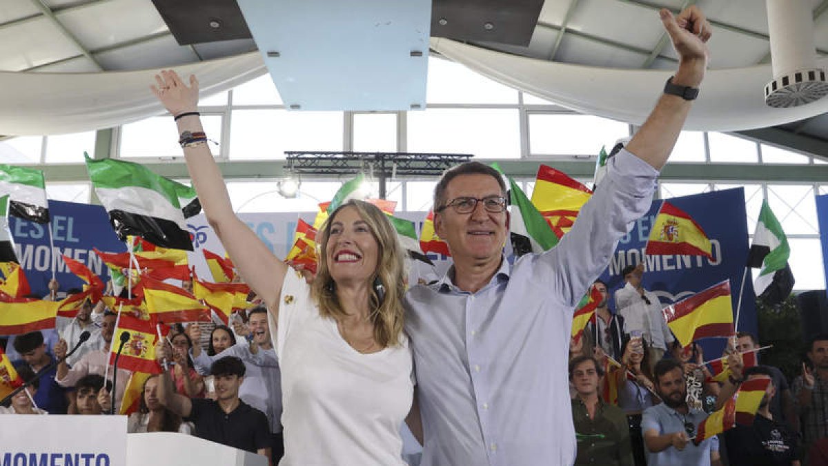 Feijóo con la presidenta de los populares en Extremadura, María Guardiola, ayer. JERO MORALES