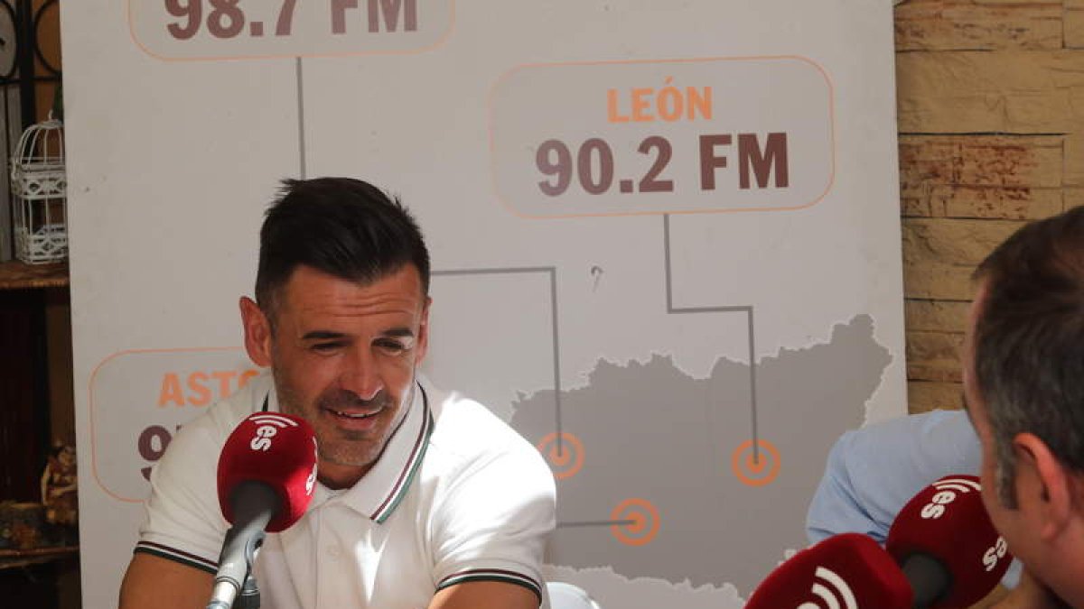 Jonathan Ruiz asistió a Las Tertulias de El Leñador organizadas por Esradio Bierzo. L. DE LA MATA