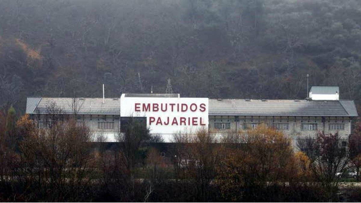 Embutidos Pajariel quiere ampliar estas instalaciones de Ponferrada, pero el plan de urbanismo y la Justicia se lo impiden.