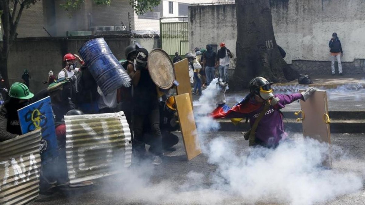 Manifestantes chocan con las fuerzas de seguridad chavistas durante una marcha en Caracas, el 1 de mayo.