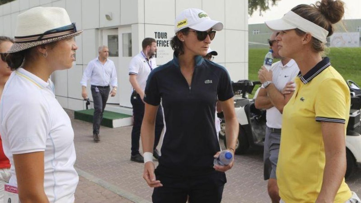 La golfista francesa Anne-Lise Caudal (centro) comenta con otras jugadoras la tagedia vivida en Dubái por la muerte de su cadi.