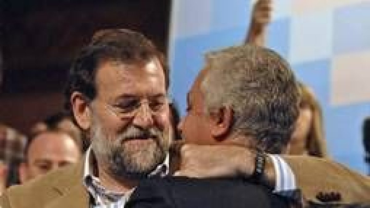 Mariano Rajoy abraza a Javier Arenas, presidente del PP en Andalucía
