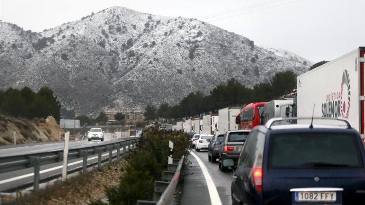 Las nevadas han provocado cortes de tráfico en varias carreteras de Alicante. En la foto, una cola de coches atrapados en la autovía A-31.