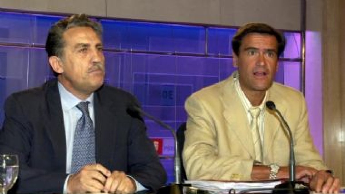 Juan Fernando López Aguilar y Diego López Garrido al dar a conocer a los medios la querella del PSOE