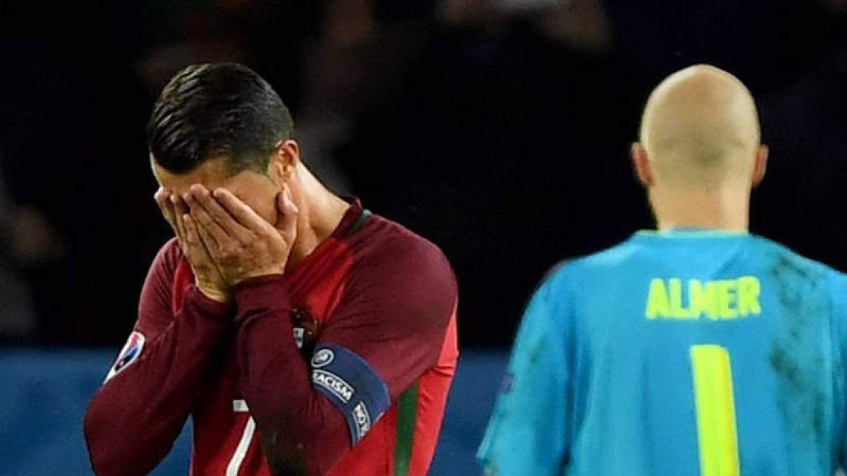 Cristiano Ronaldo se lamenta tras fallar un penalti ante el meta austríaco. SINGER