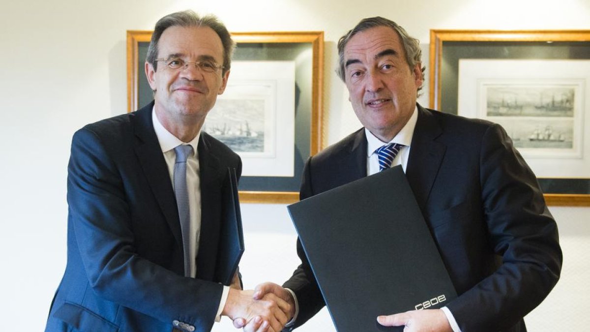 Jordi Gual y Juan Rosell, durante la firma del acuerdo