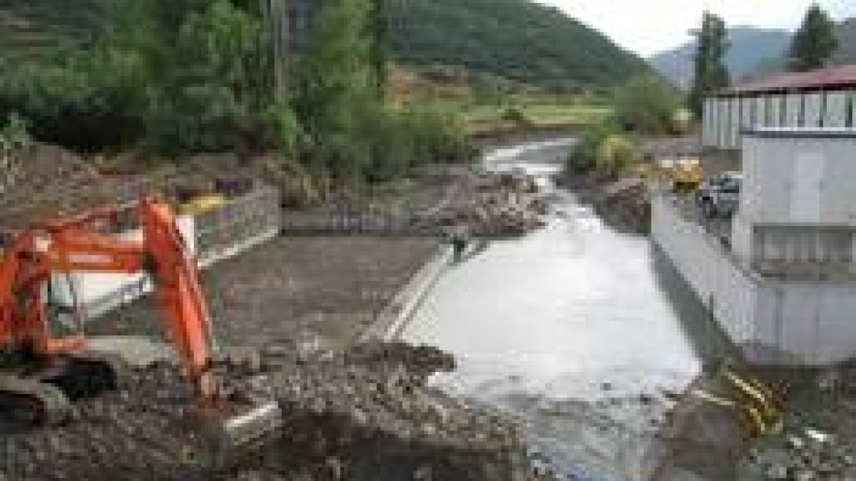 Obras del caudalímetro que se están realizando en el río Yuso