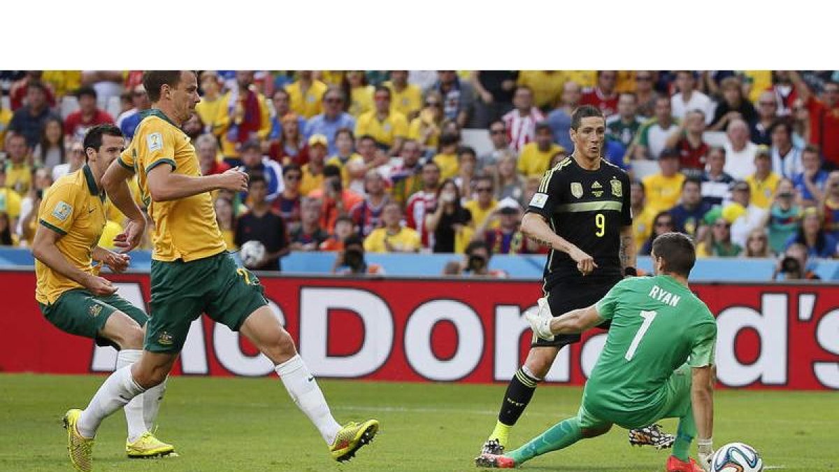 Fernando Torres dispara para marcar el segundo gol ante el guardameta australiano Maty Ryan durante el partido Australia-España, en la despedida de La Roja.