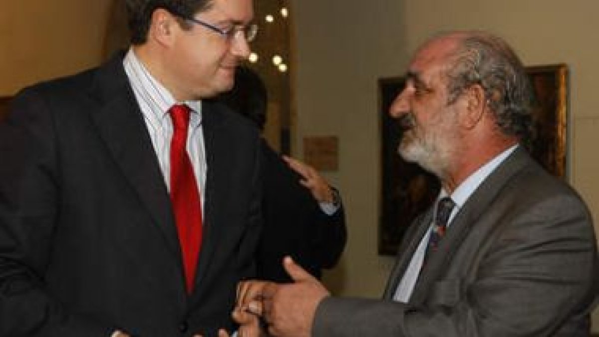 El secretario autonómico del PSOE, Óscar López, dialoga con el presidente de la Caja, Santos Llamas.