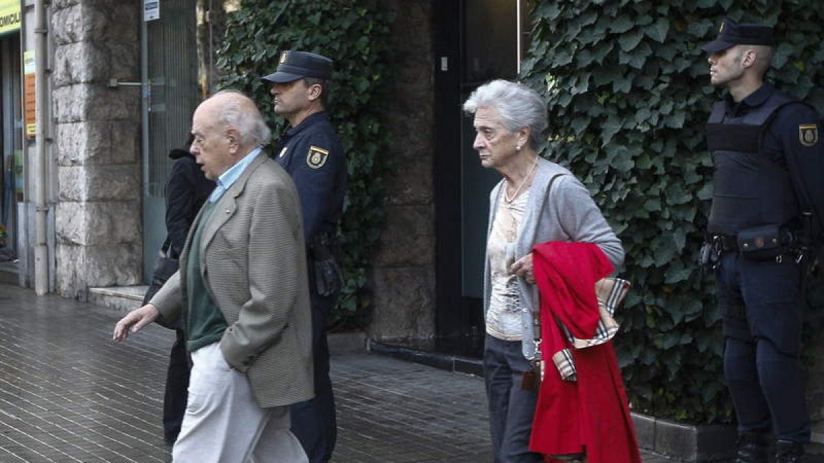 Jordi Pujol y Marta Ferrusola salen de su casa en Barcelona antes de la pandemia. QUIQUE GARCÍA