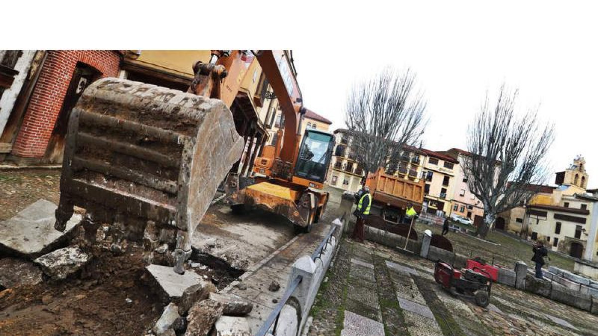 La maquinaria de gran tonelaje realizó los primeros trabajos utilizando como base el empedrado de la plaza y no el asfalto de las calles del entorno. RAMIRO