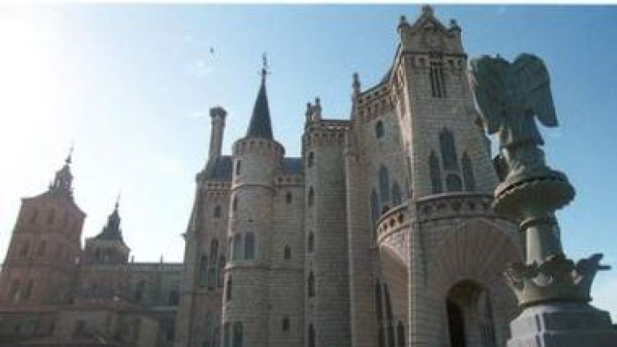 Estampa típica de Astorga, con la Catedral y el Palacio Gaudí vistos desde la muralla.