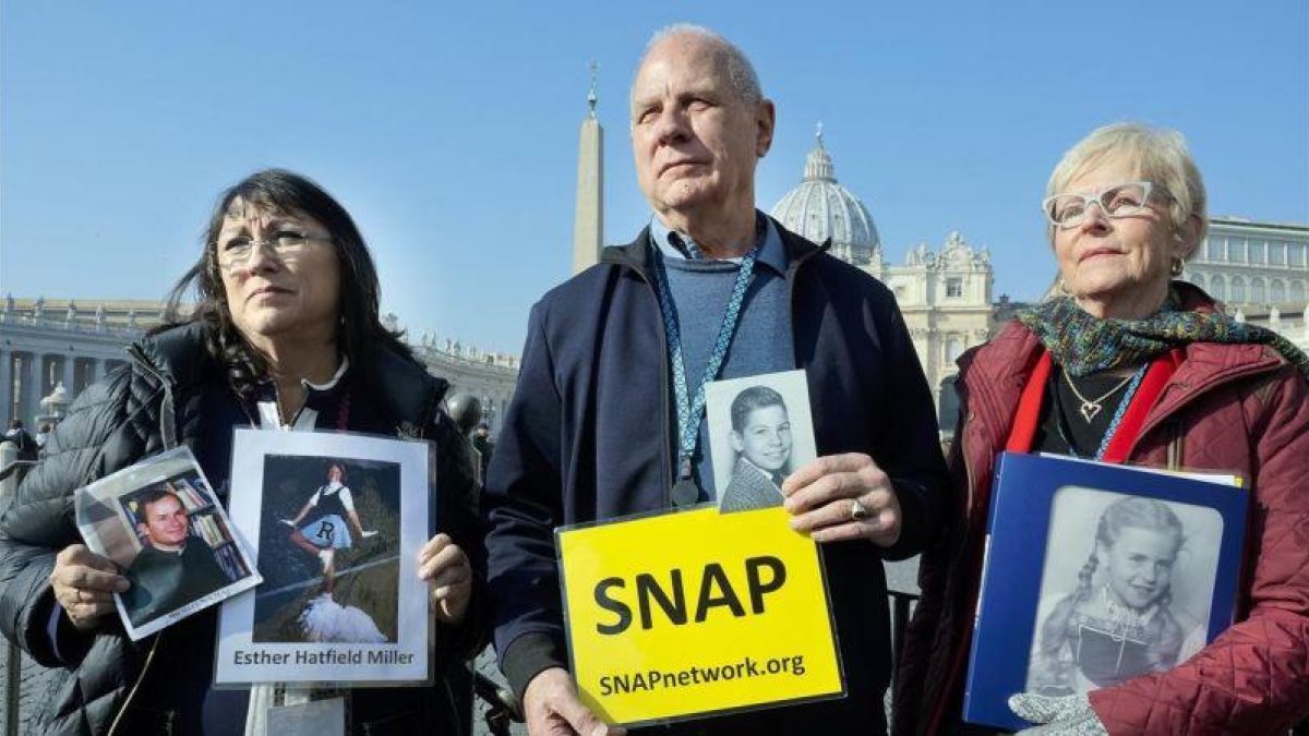 Miembros de Survivors Network of those Abused by Priests (SNAP), este miércoles en Roma.