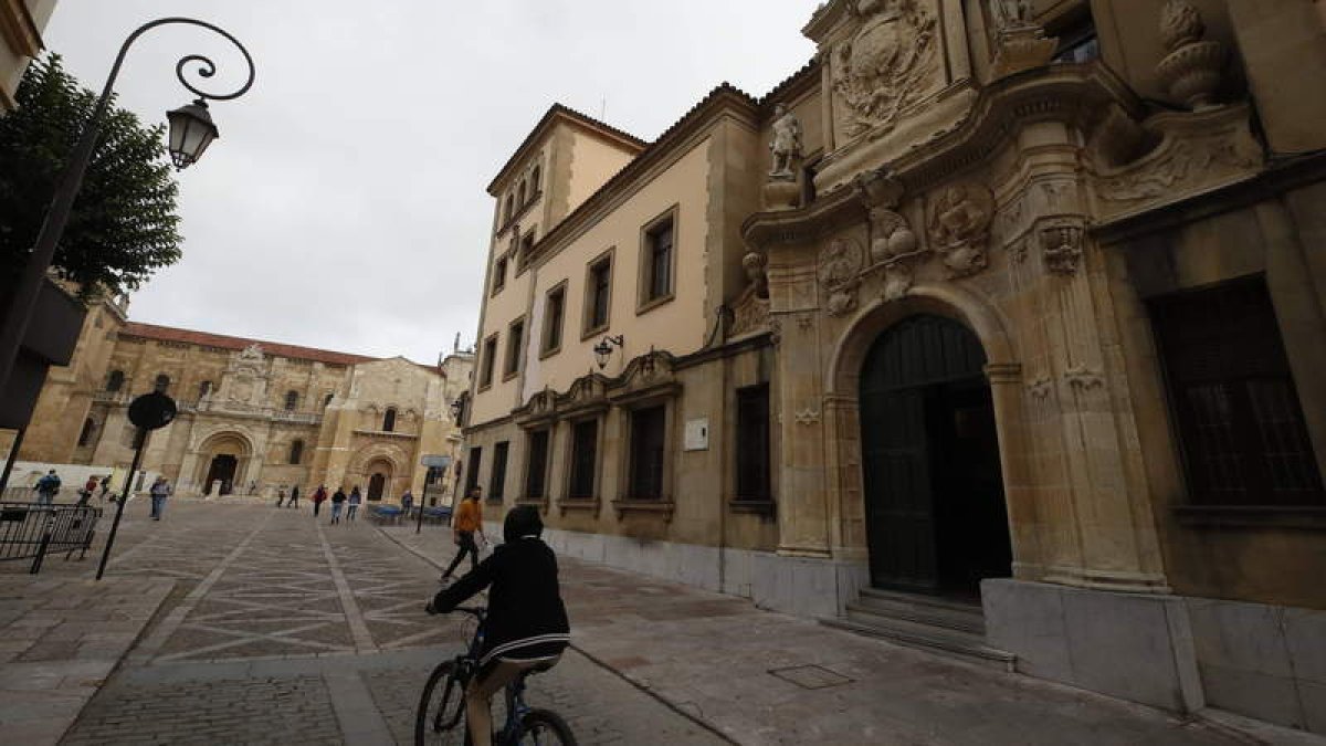 A la derecha, fachada principal de la sede de la Audiencia Provincial de León donde se celebró el juicio de este caso en noviembre. RAMIRO