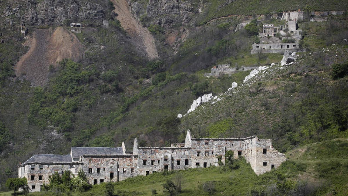 El poblado de la Peña del Seo alojó a trabajadores de la mina de wólfram entre 1952 y 1958.  Al fondo a la izquierda, las bocas de las galerías y las escombreras y a la derecha, el lavadero de arriba .