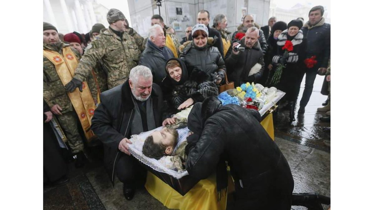 Entierro de un soldado, ayer en Ucrania. DOLZKENKO