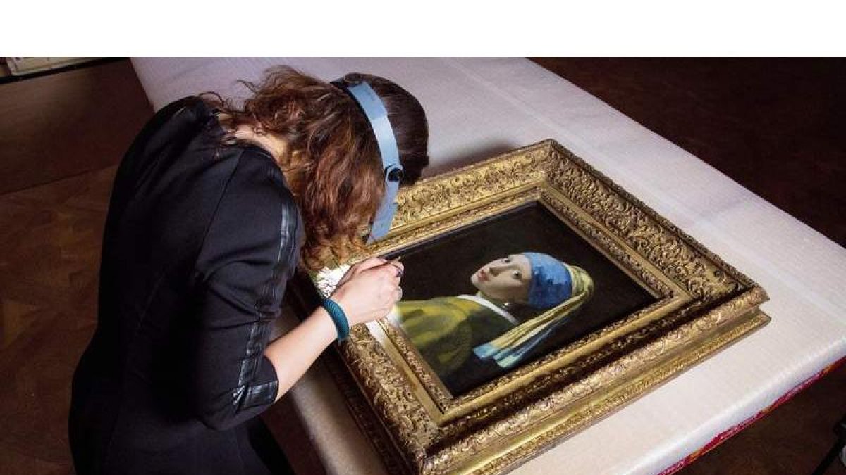 Una de las investigadoras, trabajando sobre el lienzo de Vermeer. EFE