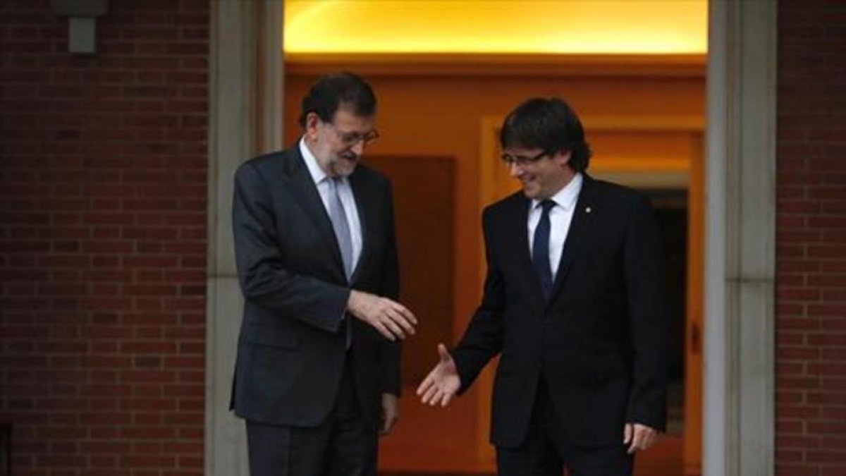 Rajoy y Puigdemont se saludan en la puerta de la Moncloa, en abril del pasado año.