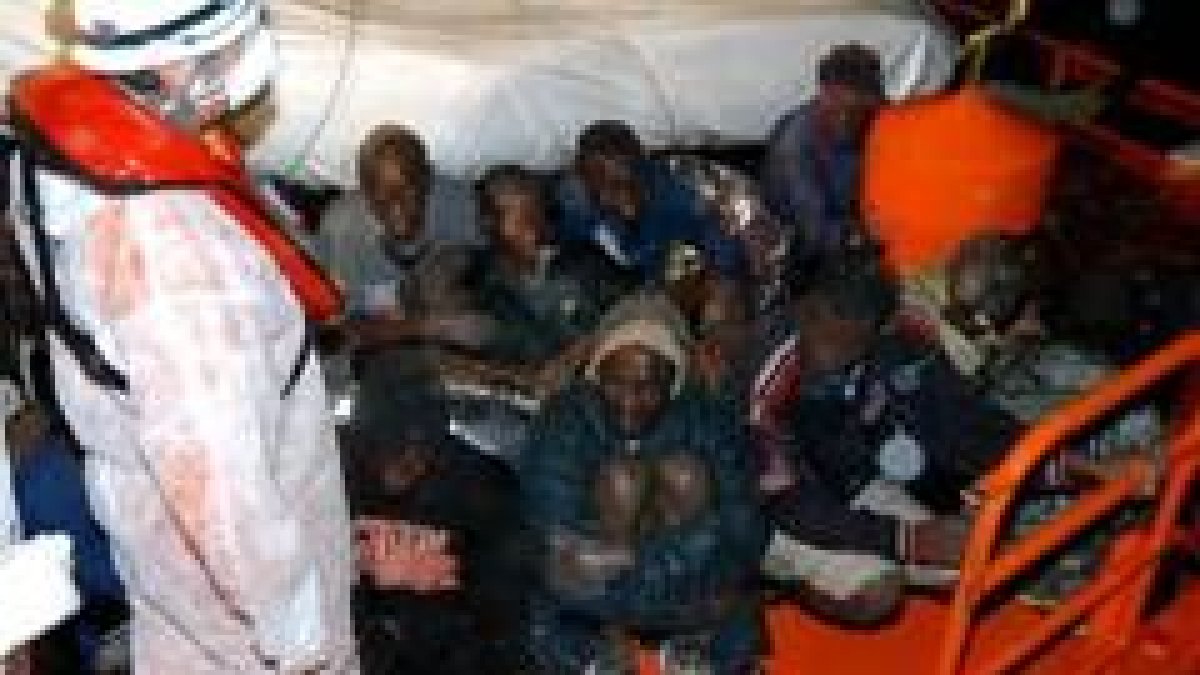 Un grupo de inmigrantes, ateridos de frío, llegan a puerto