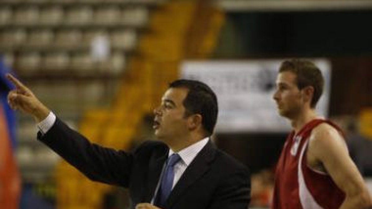 El entrenador de Baloncesto León, Javier de Grado.
