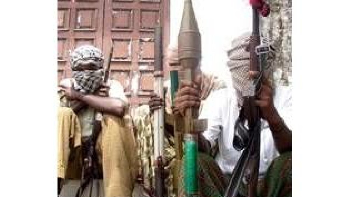 Varios miembros de la milicia rebelde somalí muestran sus armas
