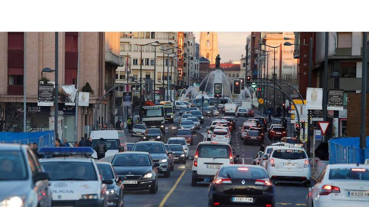 La reapertura de la avenida Palencia acumuló ayer retenciones de tráfico a lo largo de la tarde. RAMIRO