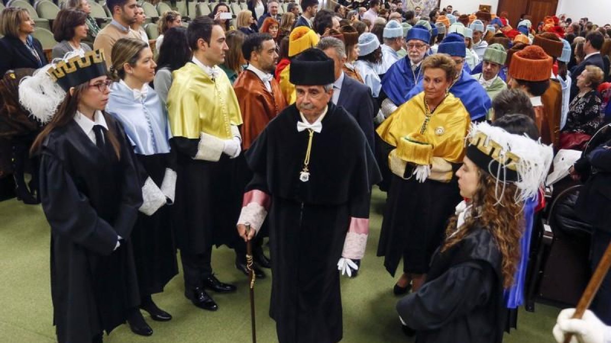 El rector entra en el Aula Magna San Isidoro, que acogió el acto académico solemne con el que la Universidad de León celebra su festividad patronal.