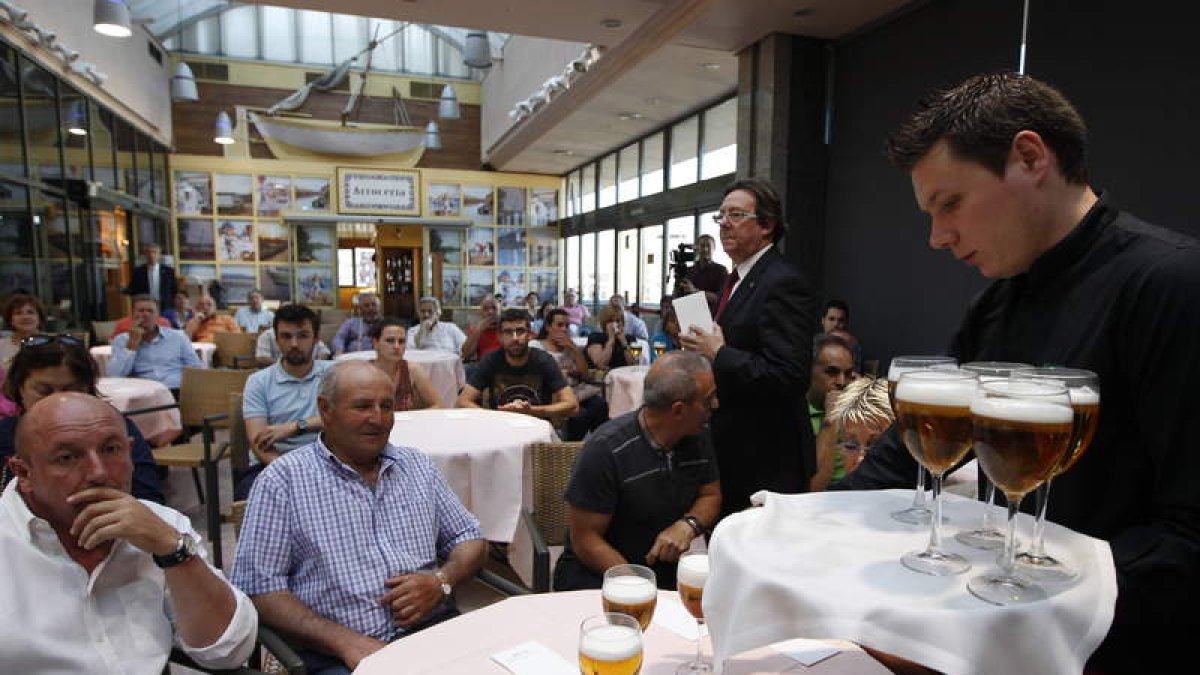 A la cita acudió numeroso público que más tarde disfrutó de una degustación de cerveza.