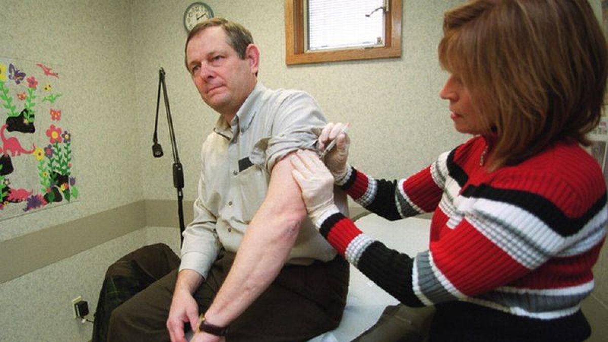 Un hombre recibe una vacuna en un ambulatorio de Iowa.
