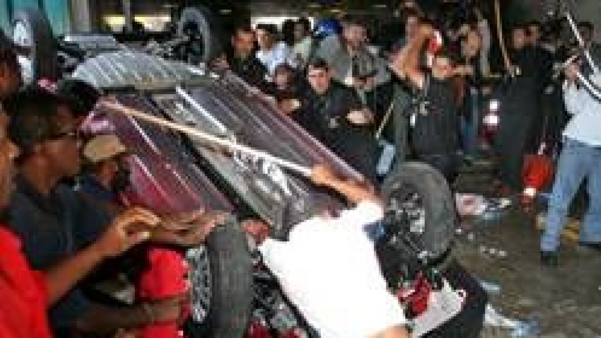 Un grupo de «sin tierra» destrozan un coche que iba a ser sorteado entre funcionarios del Congreso