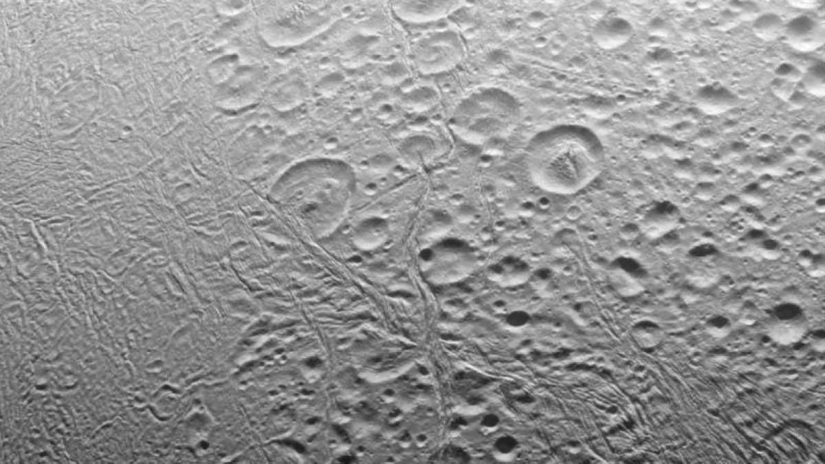 El polo norte de Encélado, luna de Saturno, fotografiado por la sonda Cassini de la NASA el 27 de noviembre del 2016.  El satélite tiene unos 500 kilómetros de diámetro.