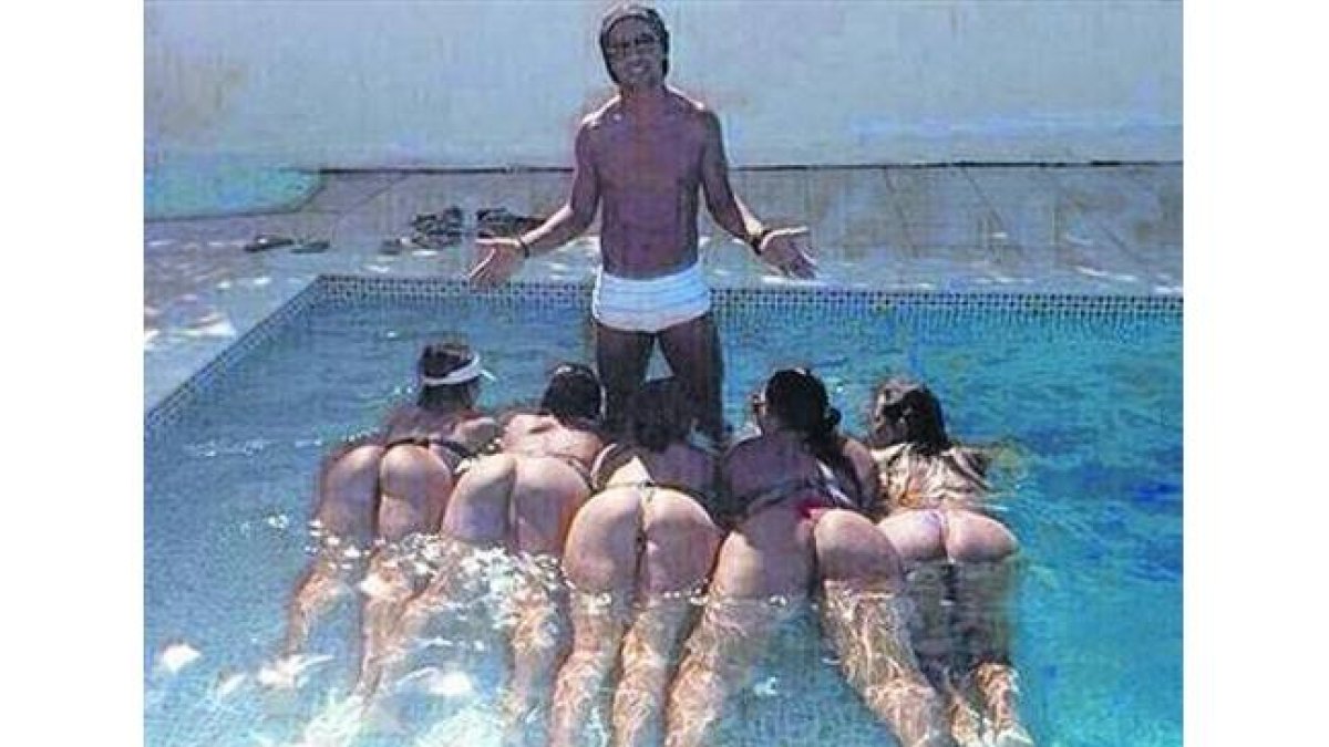 Ronaldinho, acompañado por cinco mujeres, en su mansión.