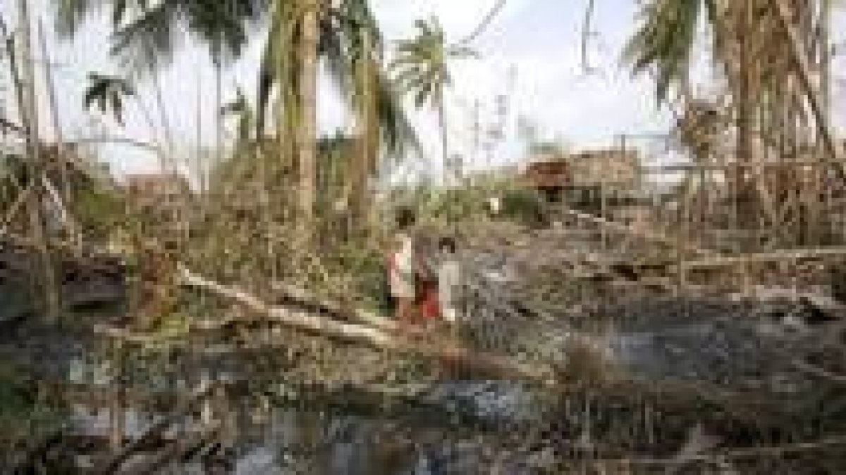 Dos niños en medio de la destrucción y la muerte causada por el huracán