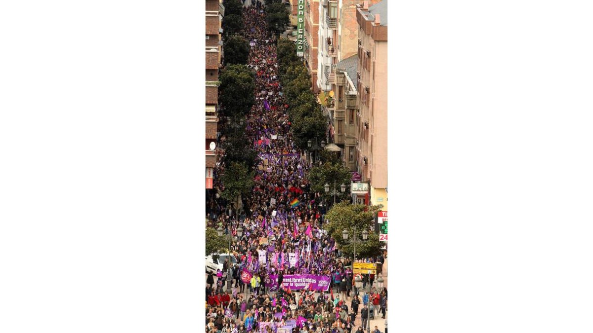 La manifestación a su paso por la avenida de La Puebla. ANA F. BARREDO