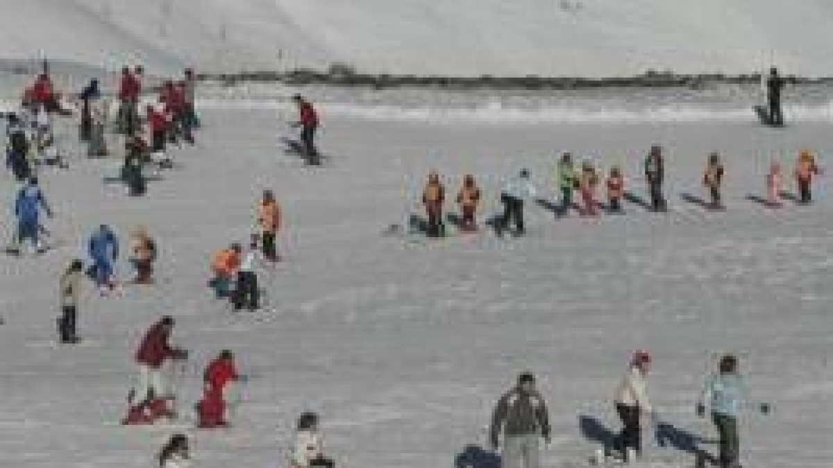 Mil escolares vallisoletanos aprenderán a esquiar en la estación de San Isidro