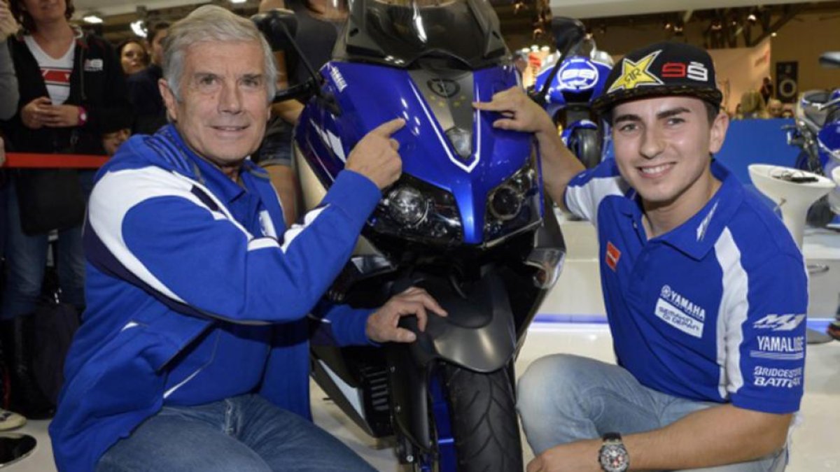 Giacomo Agostini junto a Jorge Lorenzo, en el box de Movistar-Yamaha.