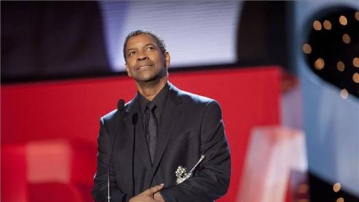 Denzel Washington agradece el premio por sus 25 años de trayectoria profesional.