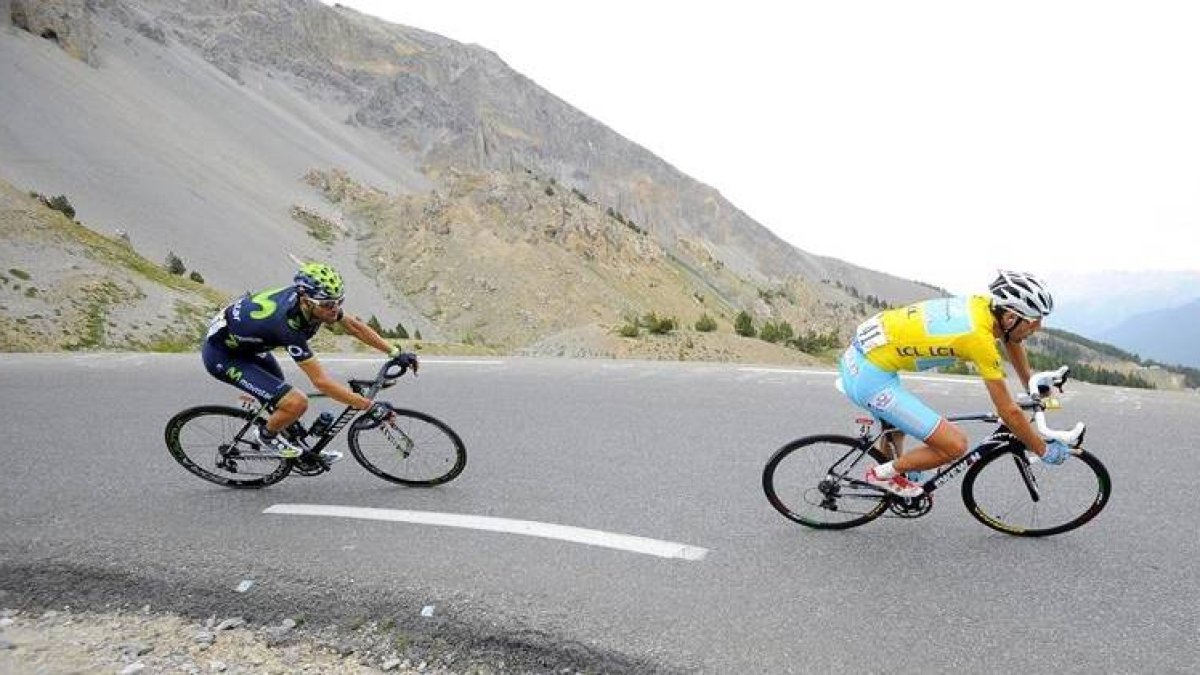 Valverde, en la foto persiguiendo al líder, Vincenzo Nibali, afronta los Pirineos con opciones de podio.