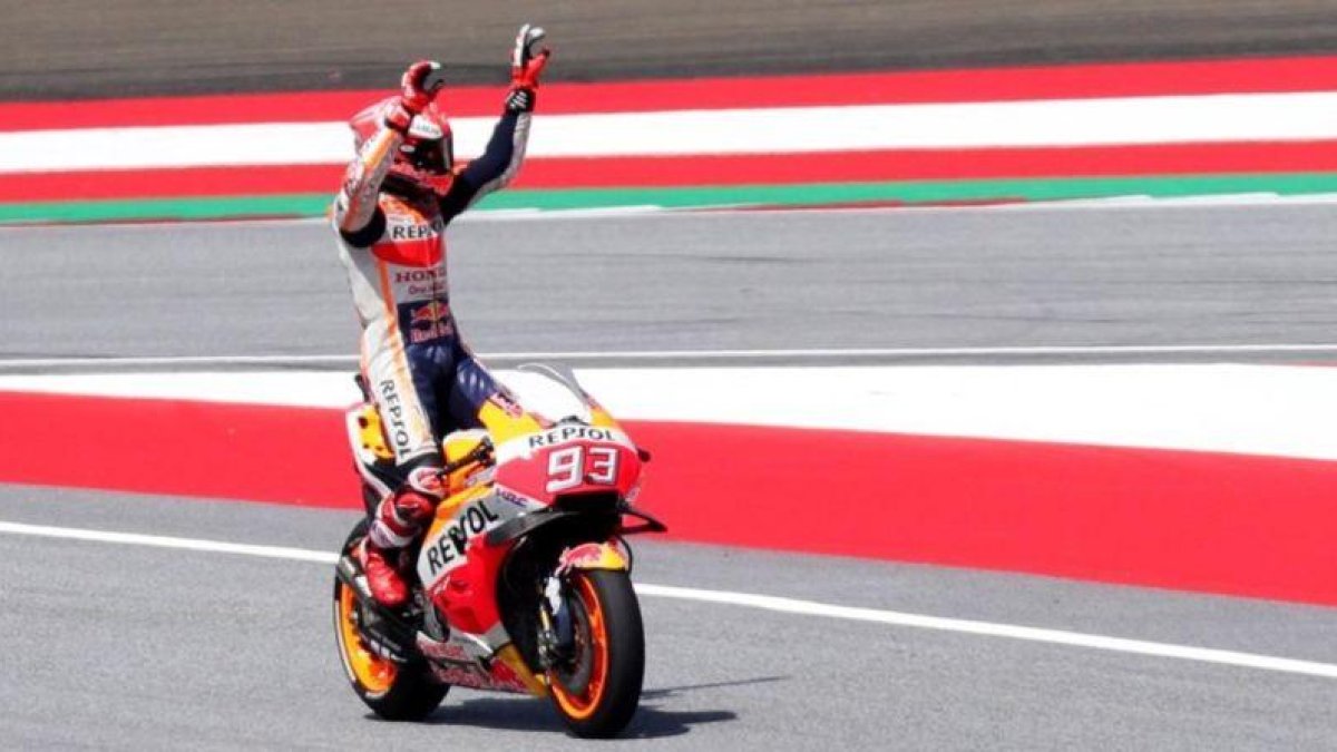 Marc Márquez (Honda) responde a las felicitaciones que el público austrico le ha enviado esta mañana tras conseguir su pole nº 77.