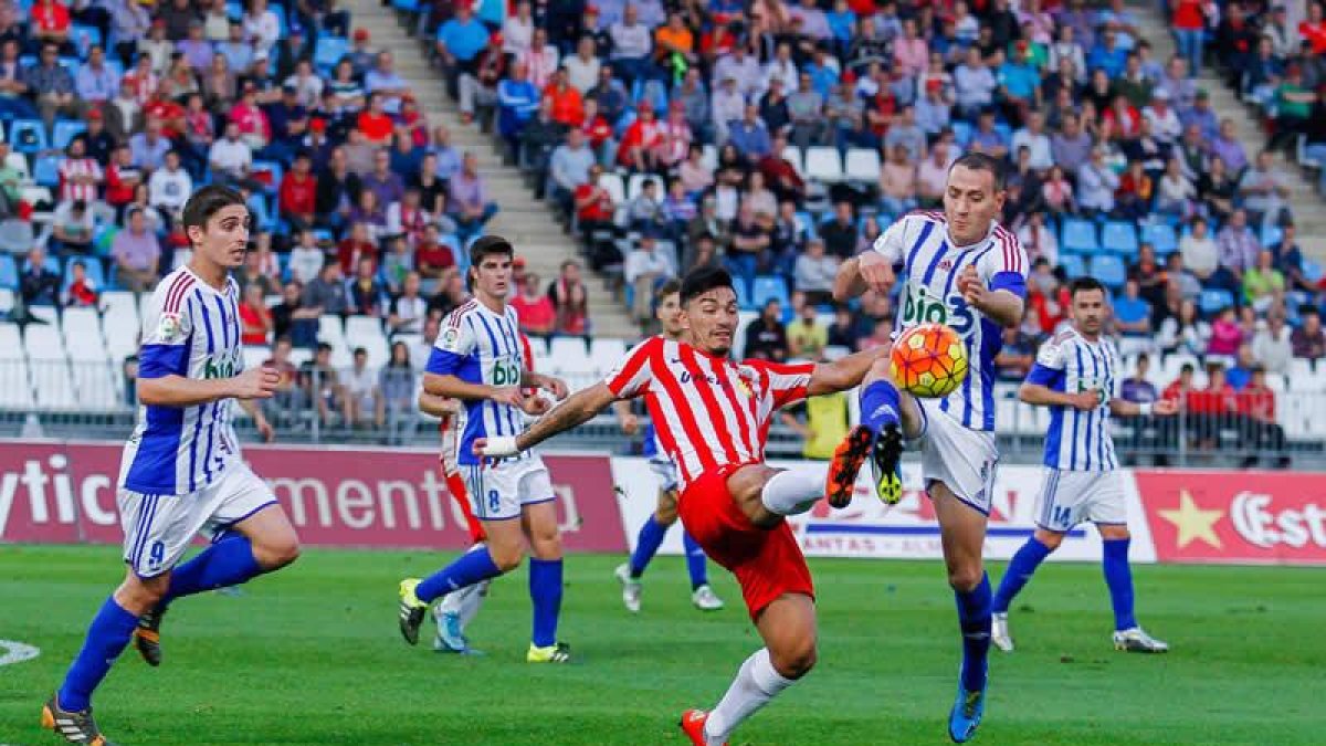 Alan Baró disputa un balón frente a un defensa del Almería.